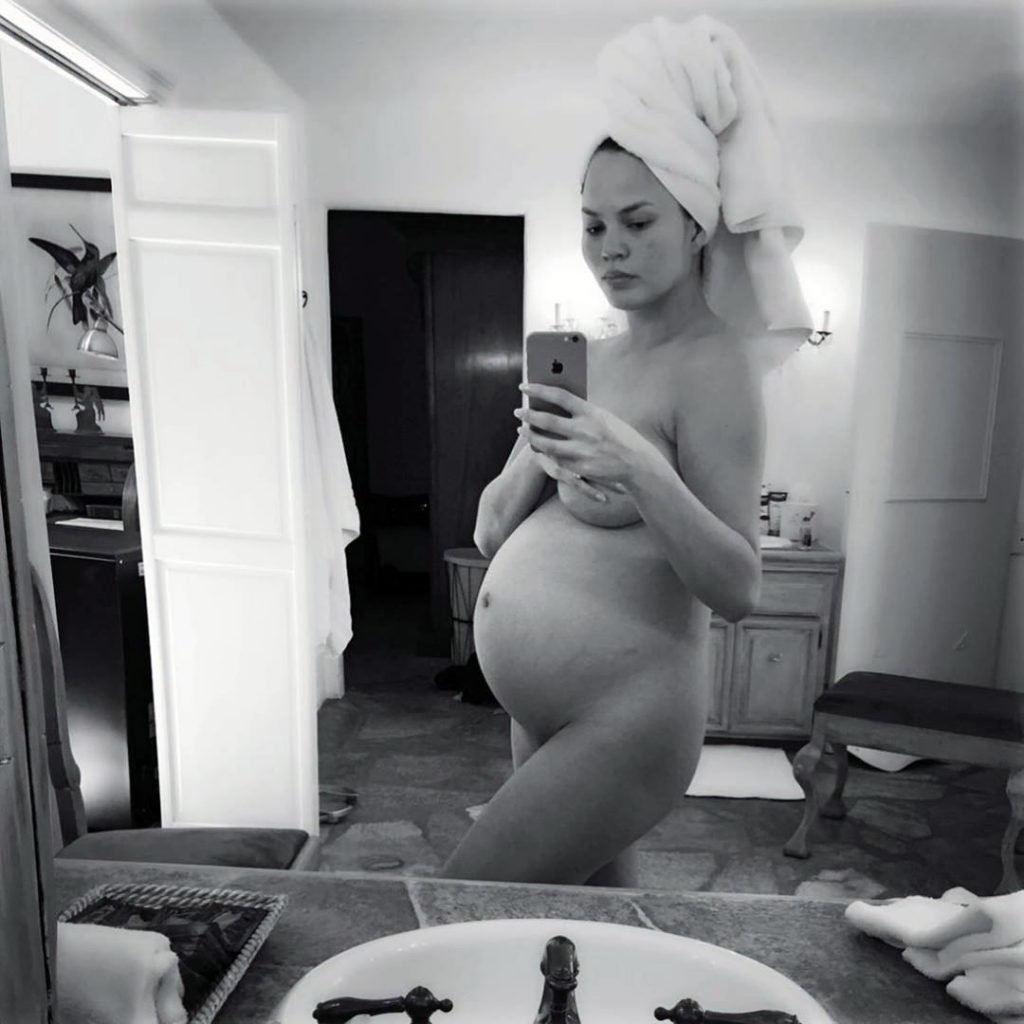 Chrissy Teigen Nude (1 Hot Photo)