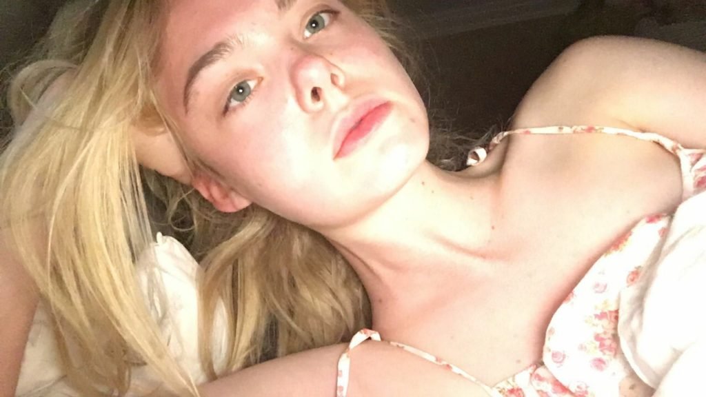 Elle Fanning Nude &amp; Sexy (21 Photos + Video)