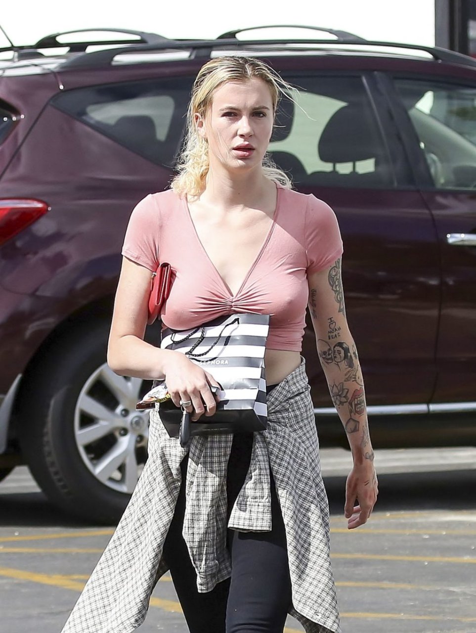 Ireland Baldwin Braless (21 Photos)