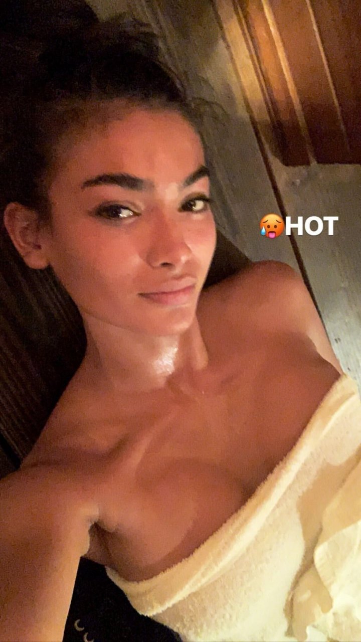 Kelly Gale Nude &amp; Sexy (70 Photos)