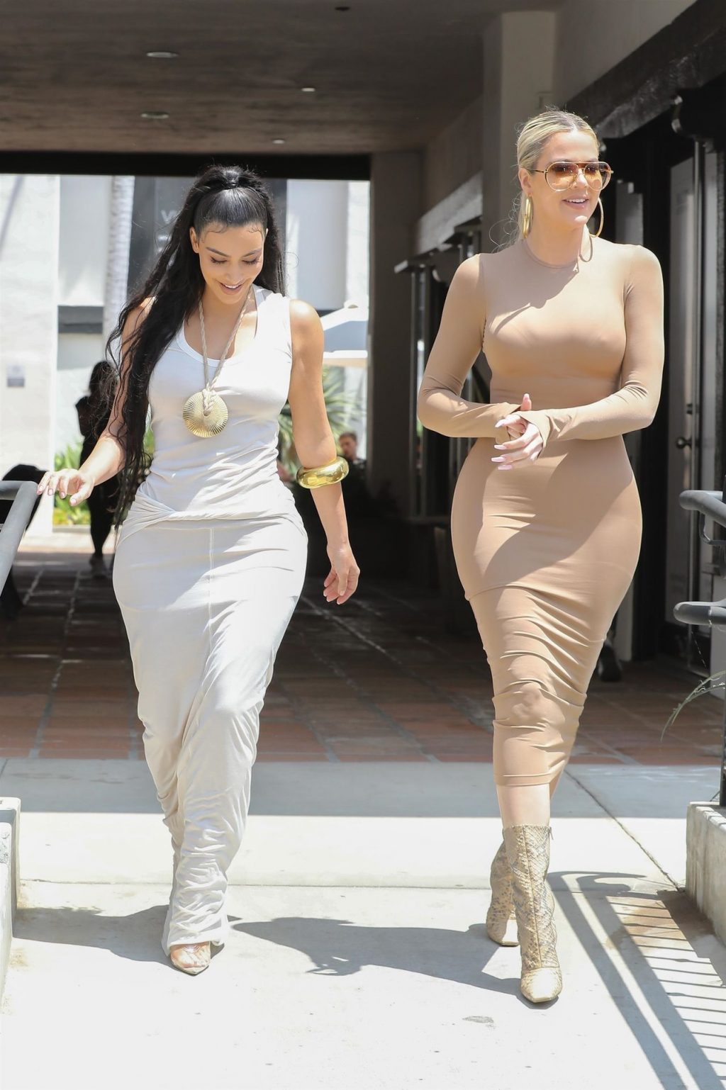 Kim Kardashian, Khloé Kardashian Sexy (45 Photos)