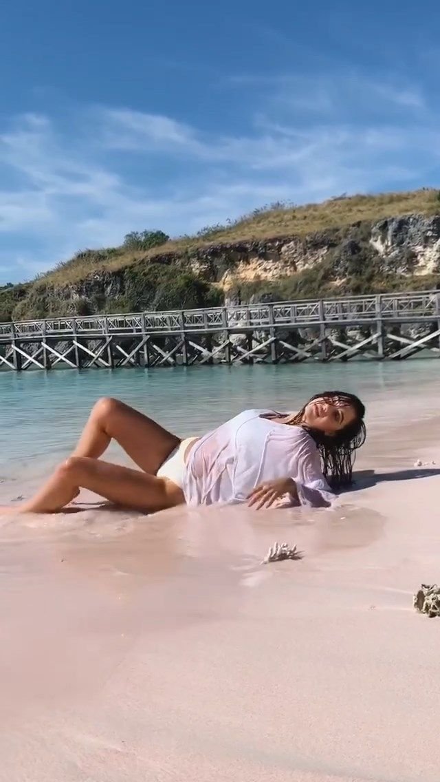 Alexis Ren Sexy &amp; Topless (46 Pics + Videos)