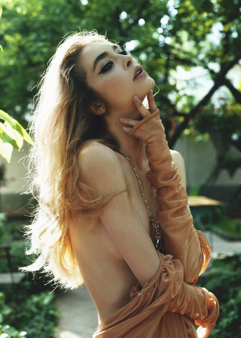 Georgiana Saraev Nude &amp; Sexy (39 Photos)