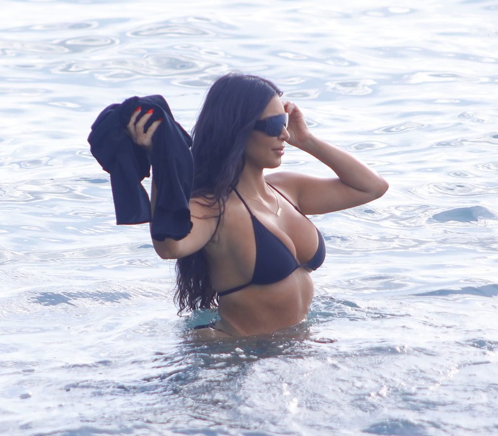 Kim Kardashian &amp; Kourtney Kardashian Sexy (36 Photos)