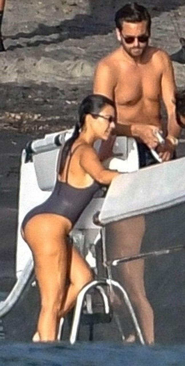Kourtney Kardashian Sexy (25 New Photos)