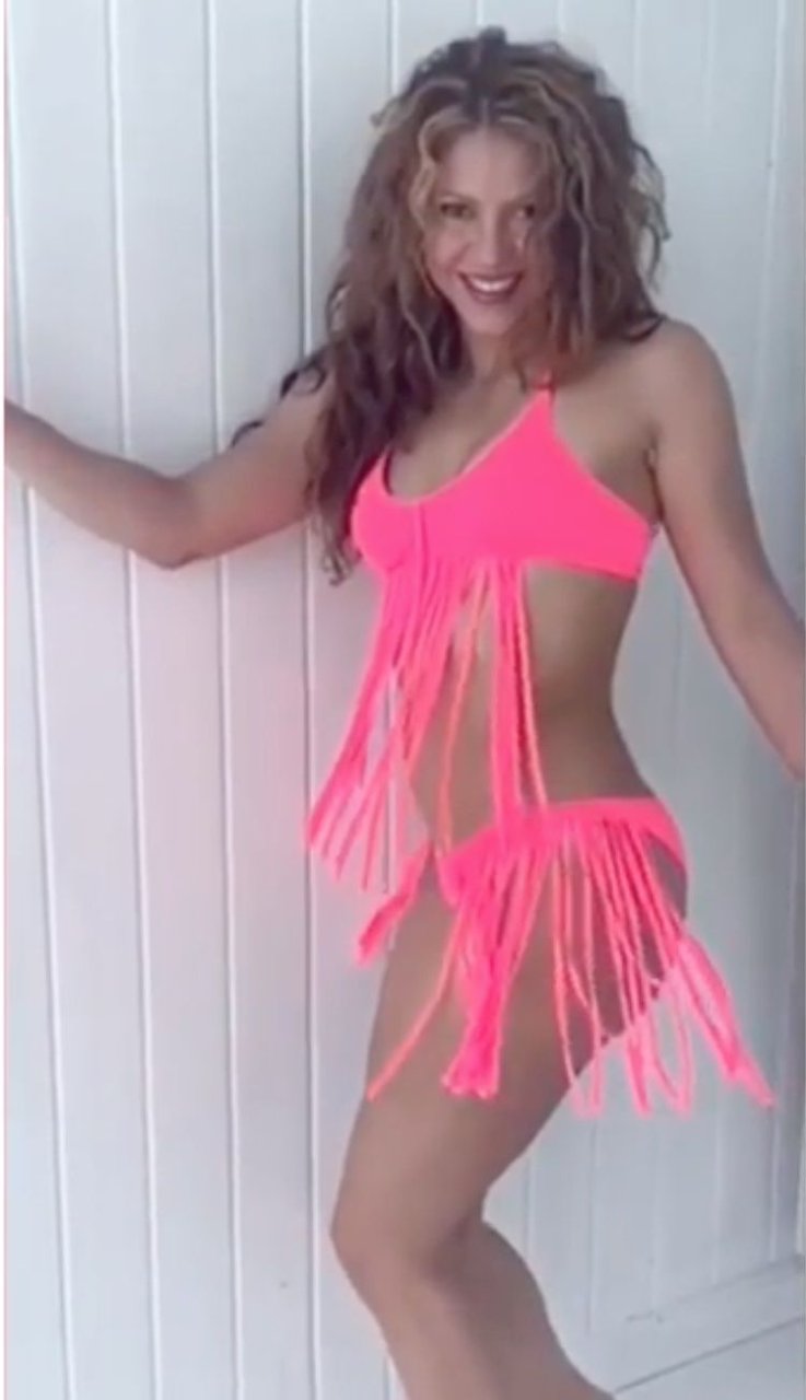 Shakira Sexy (18 Pics + Video)