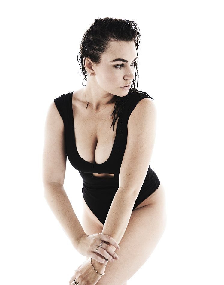 Sophie Simmons Nude &amp; Sexy (22 Photos)