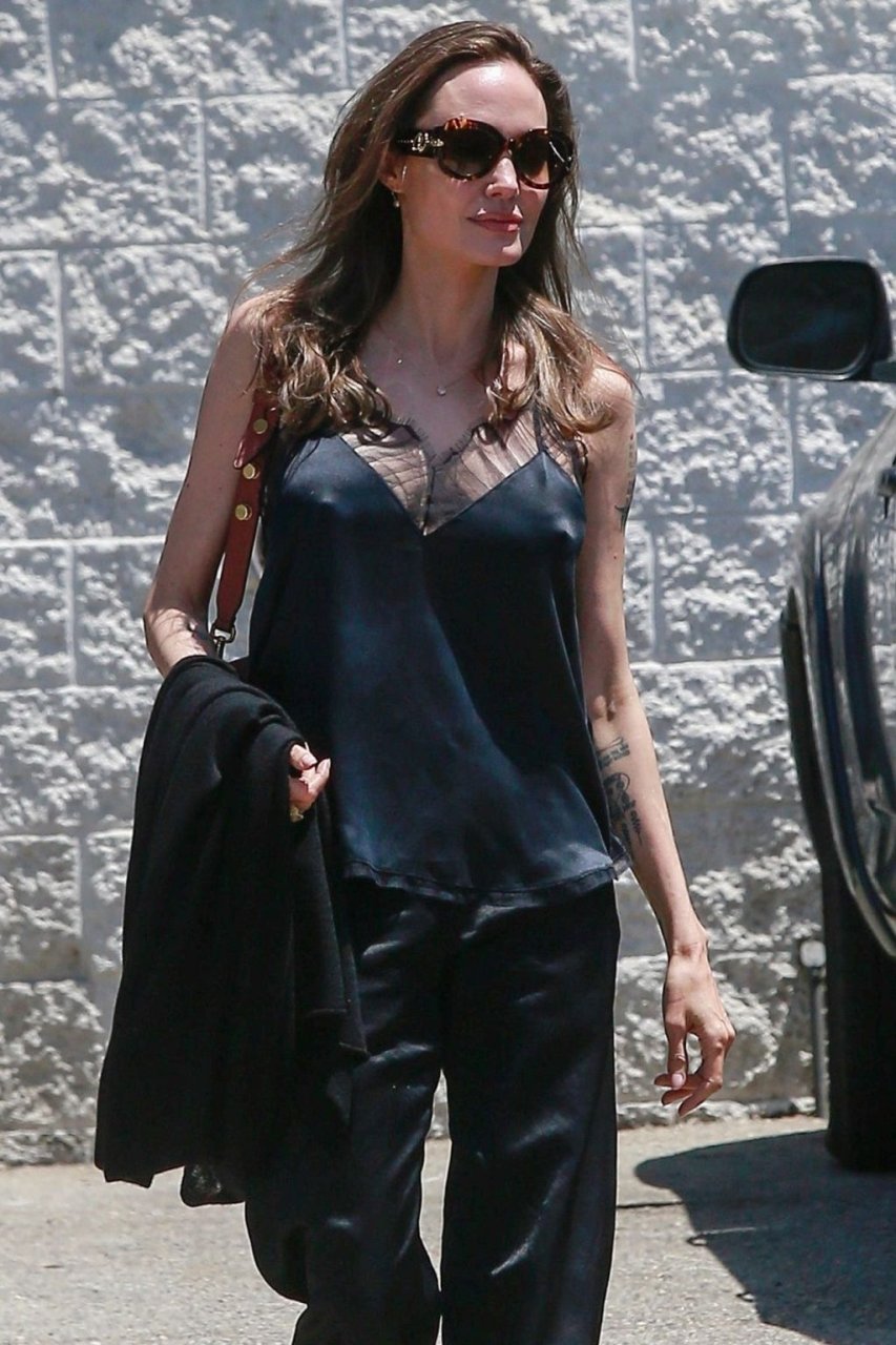 Angelina Jolie Sexy (21 Photos)