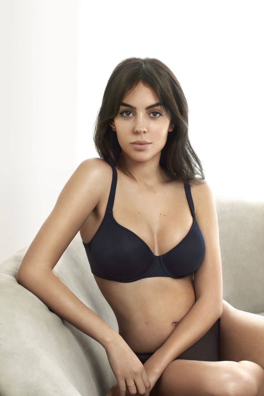 Georgina Rodriguez Sexy (11 New Photos)