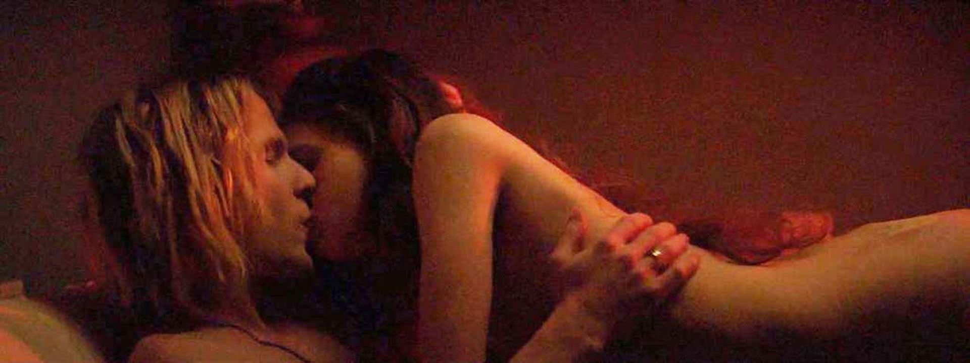 Watch new India Eisley’s nude sex scene from "Adolescence" (2018)...