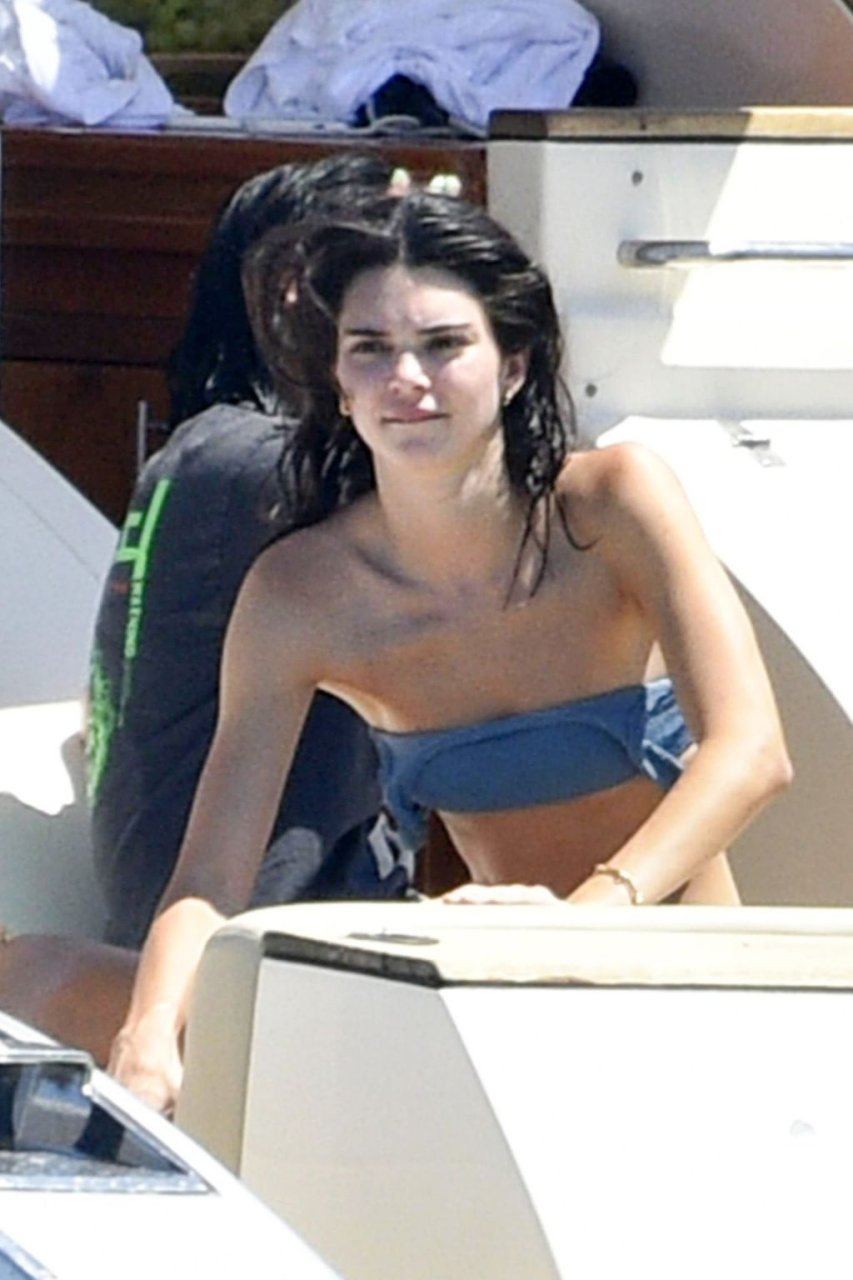 Kendall Jenner Sexy (21 Photos)