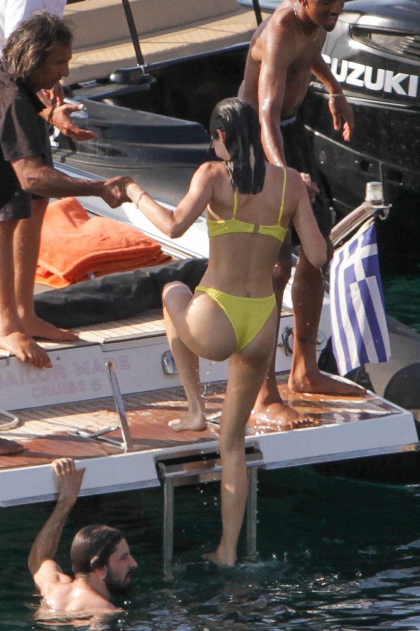 Kendall Jenner Sexy (57 New Photos)