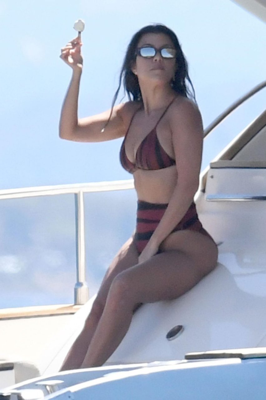 Kourtney Kardashian Hot (37 Photos)