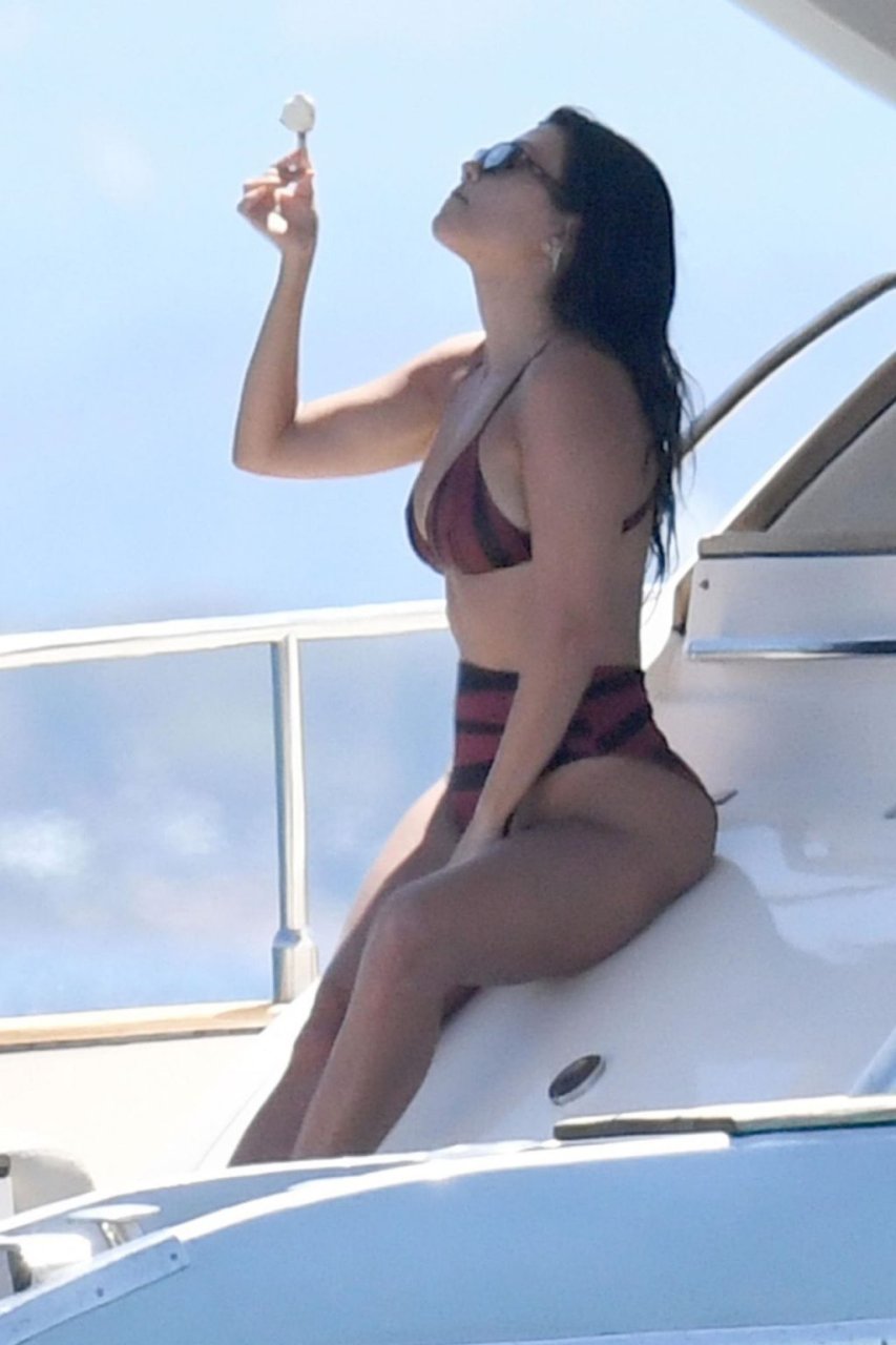 Kourtney Kardashian Hot (37 Photos)