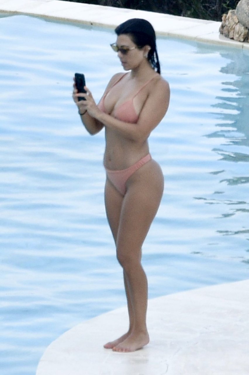 Kourtney Kardashian Sexy (57 Photos)