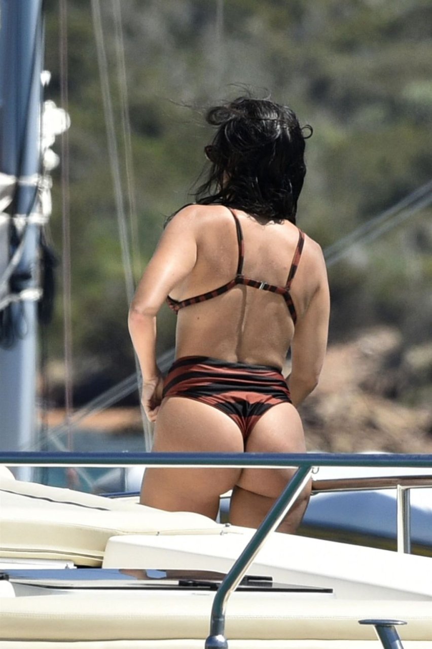 Kourtney Kardashian Sexy (41 New Photos)