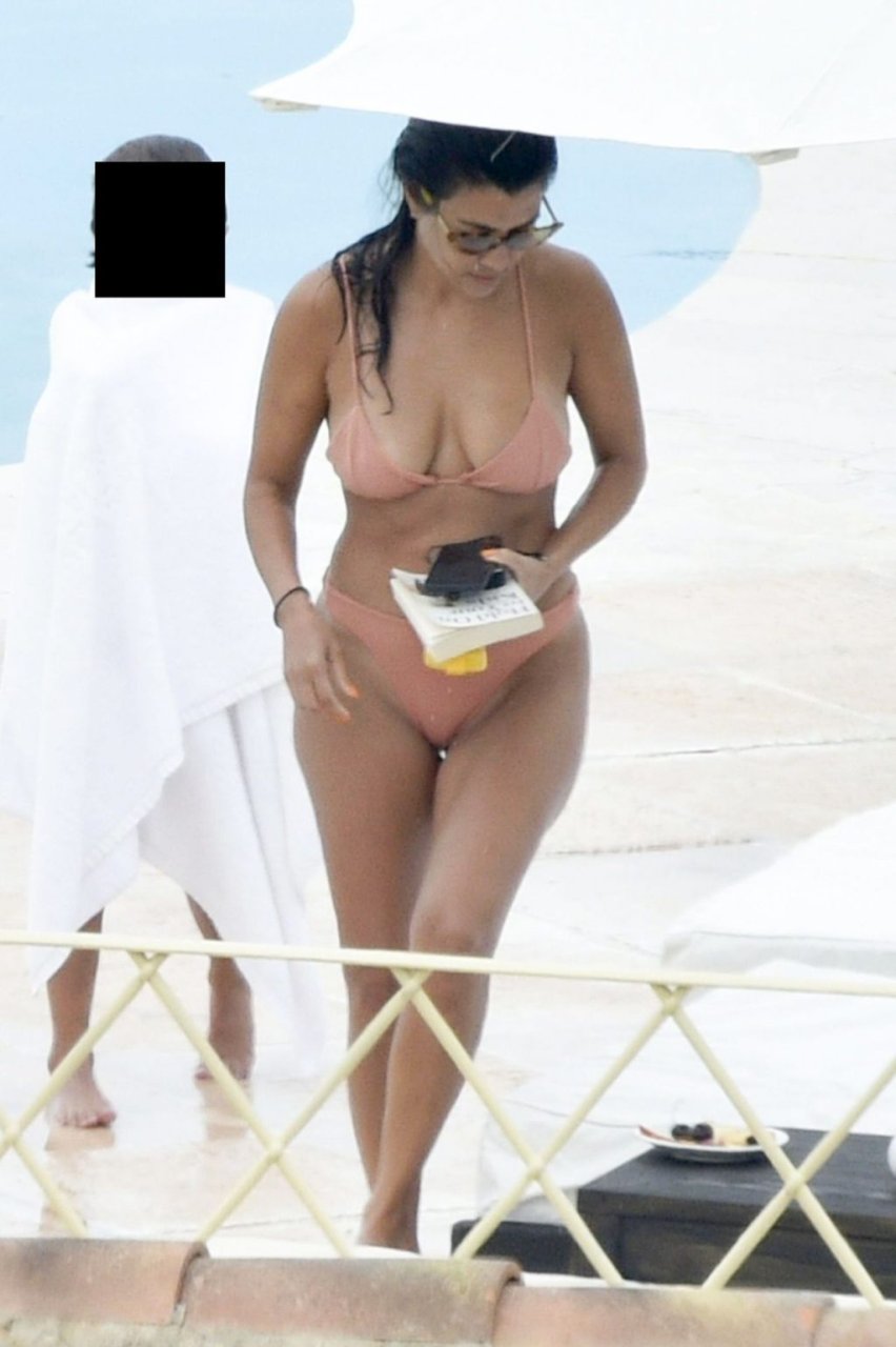 Kourtney Kardashian Sexy (57 Photos)