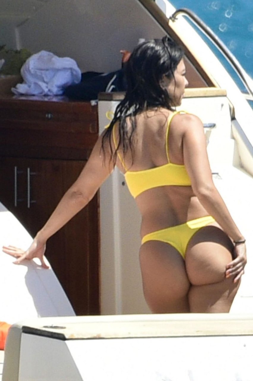 Kourtney Kardashian Sexy (108 Photos)