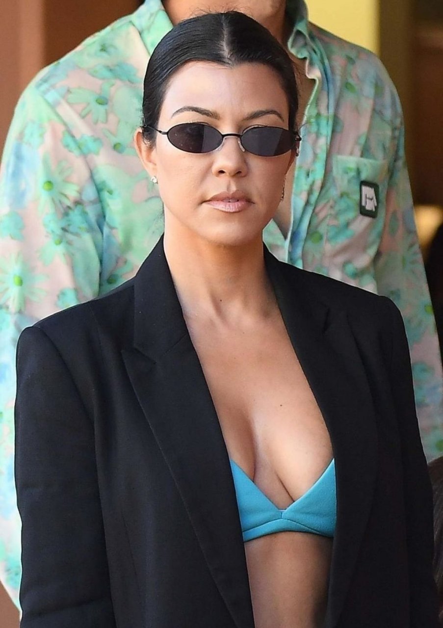 Kourtney Kardashian Sexy (36 Photos)