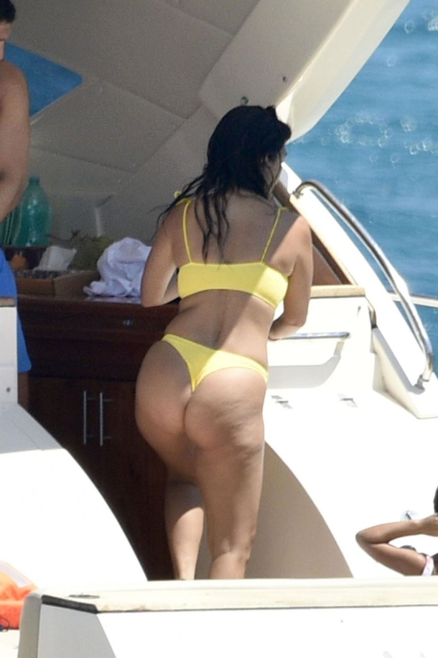 Kourtney Kardashian Sexy (108 Photos)