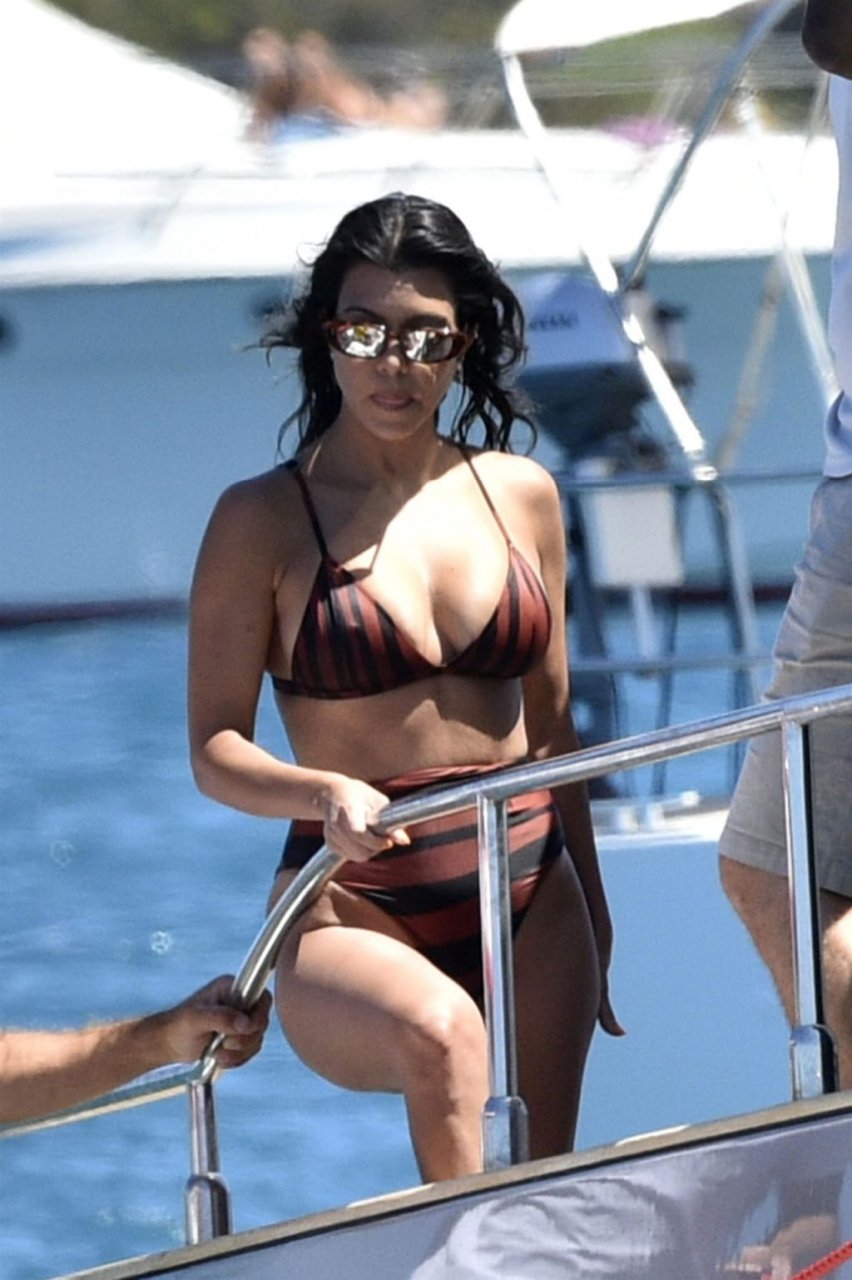 Kourtney Kardashian Sexy (41 New Photos)