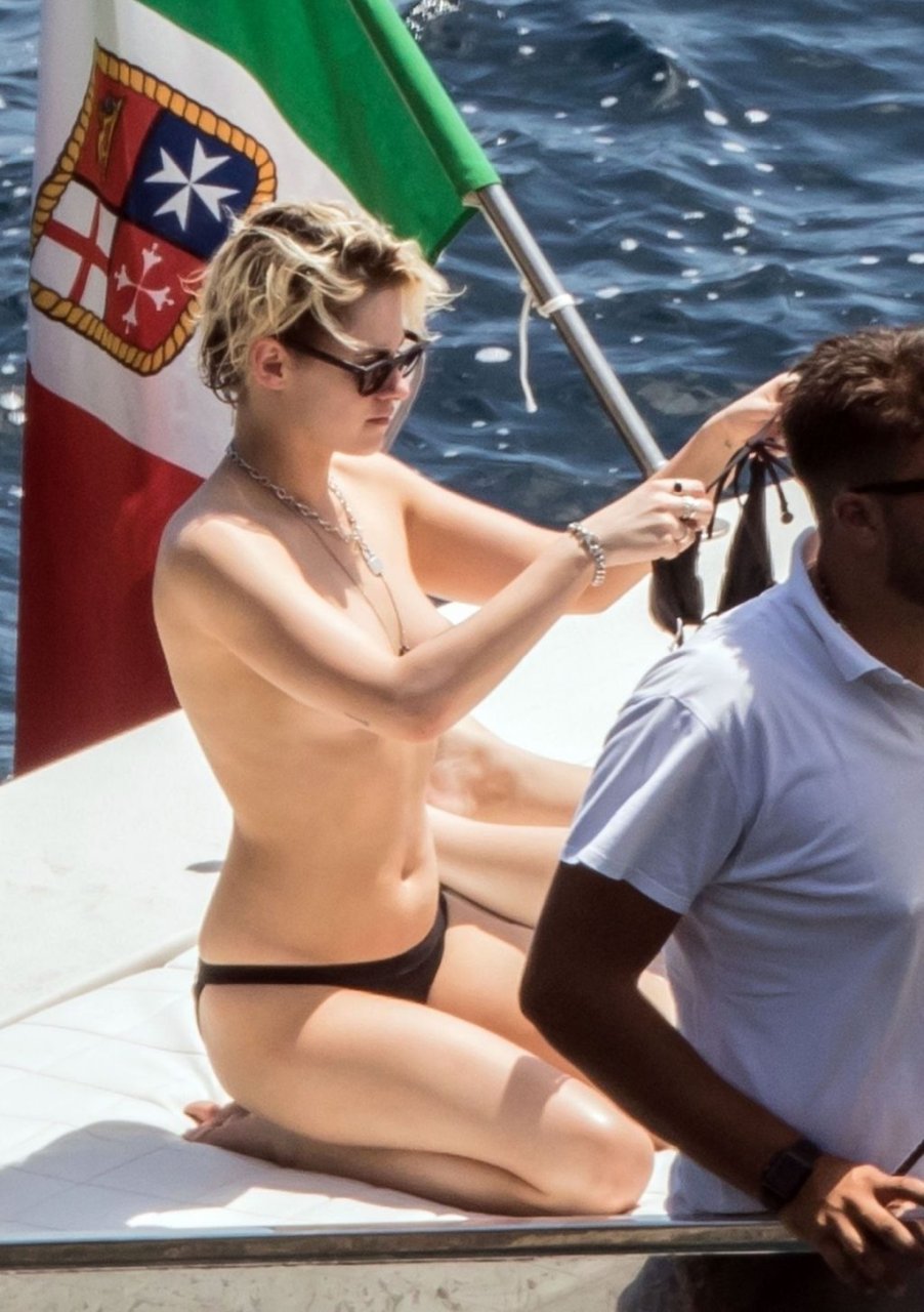 Kristen Stewart Sexy &amp; Topless (53 Photos)