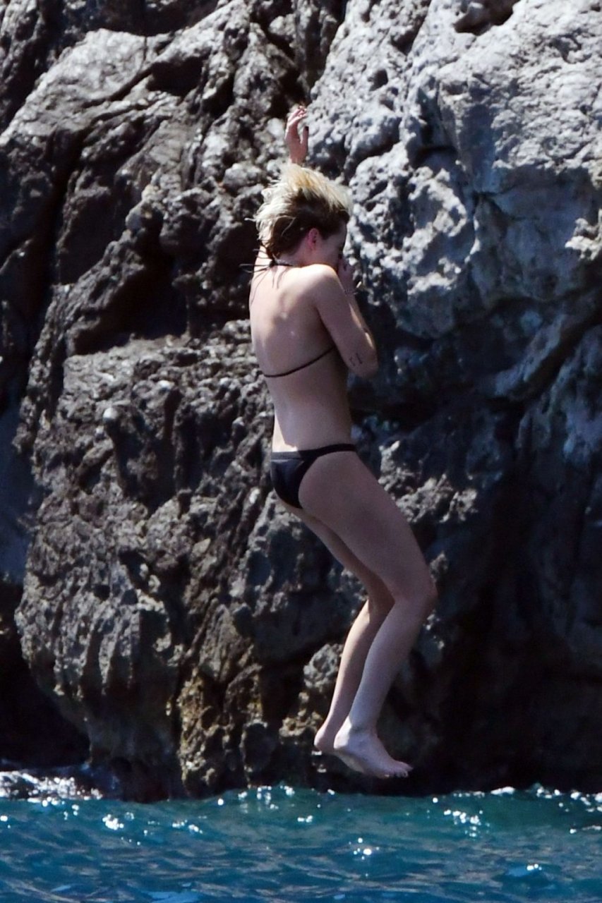 Kristen Stewart Sexy &amp; Topless (53 Photos)