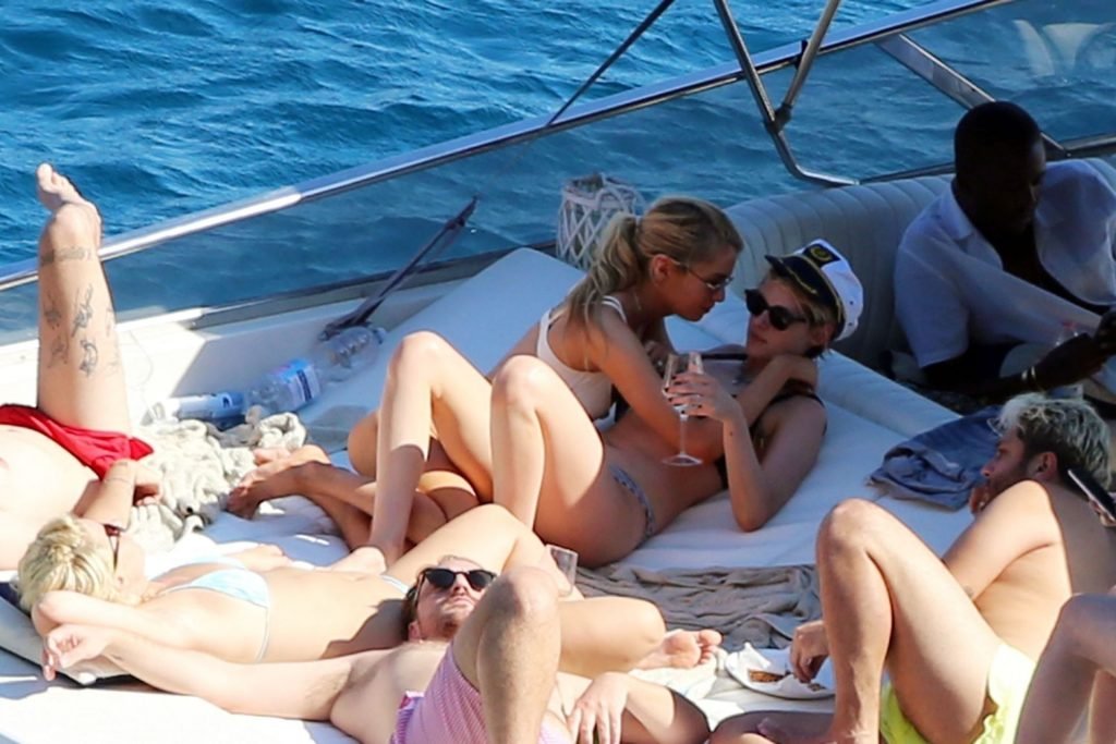 Sexy Lesbians Kristen Stewart &amp; Stella Maxwell (50 Photos)