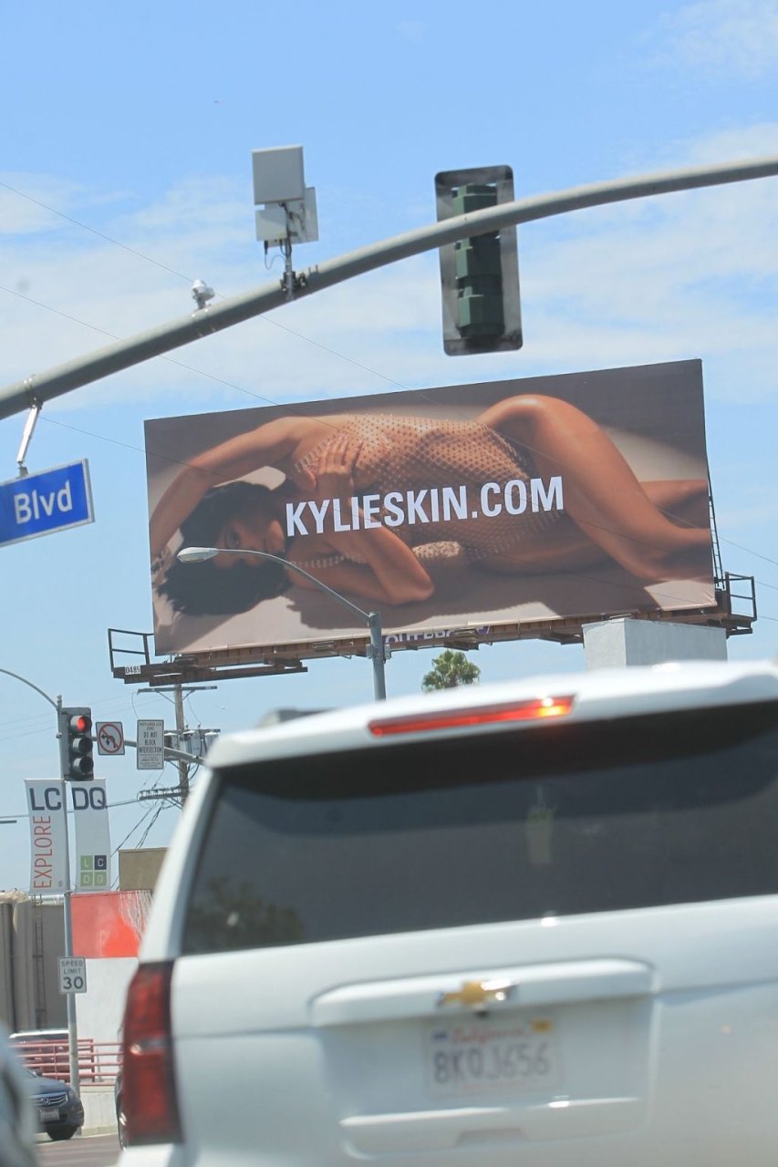 Kylie Jenner Hot (4 Sexy Photos)