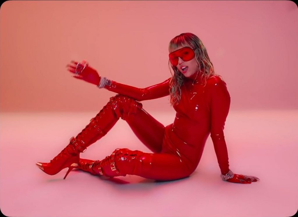 Miley Cyrus Sexy (81 Pics + Video)