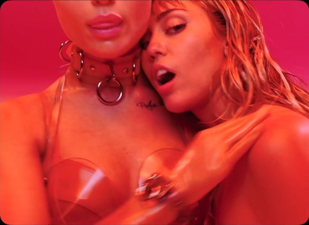 Miley Cyrus Sexy (81 Pics + Video)