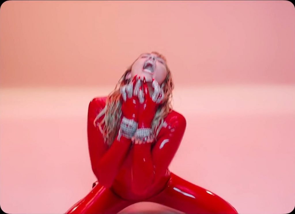 Miley Cyrus Sexy (81 Pics + Video)