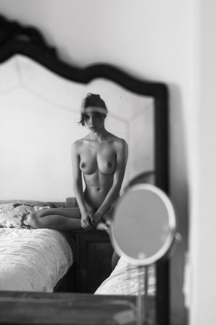 Rebecca Bagnol Nude (13 Photos)
