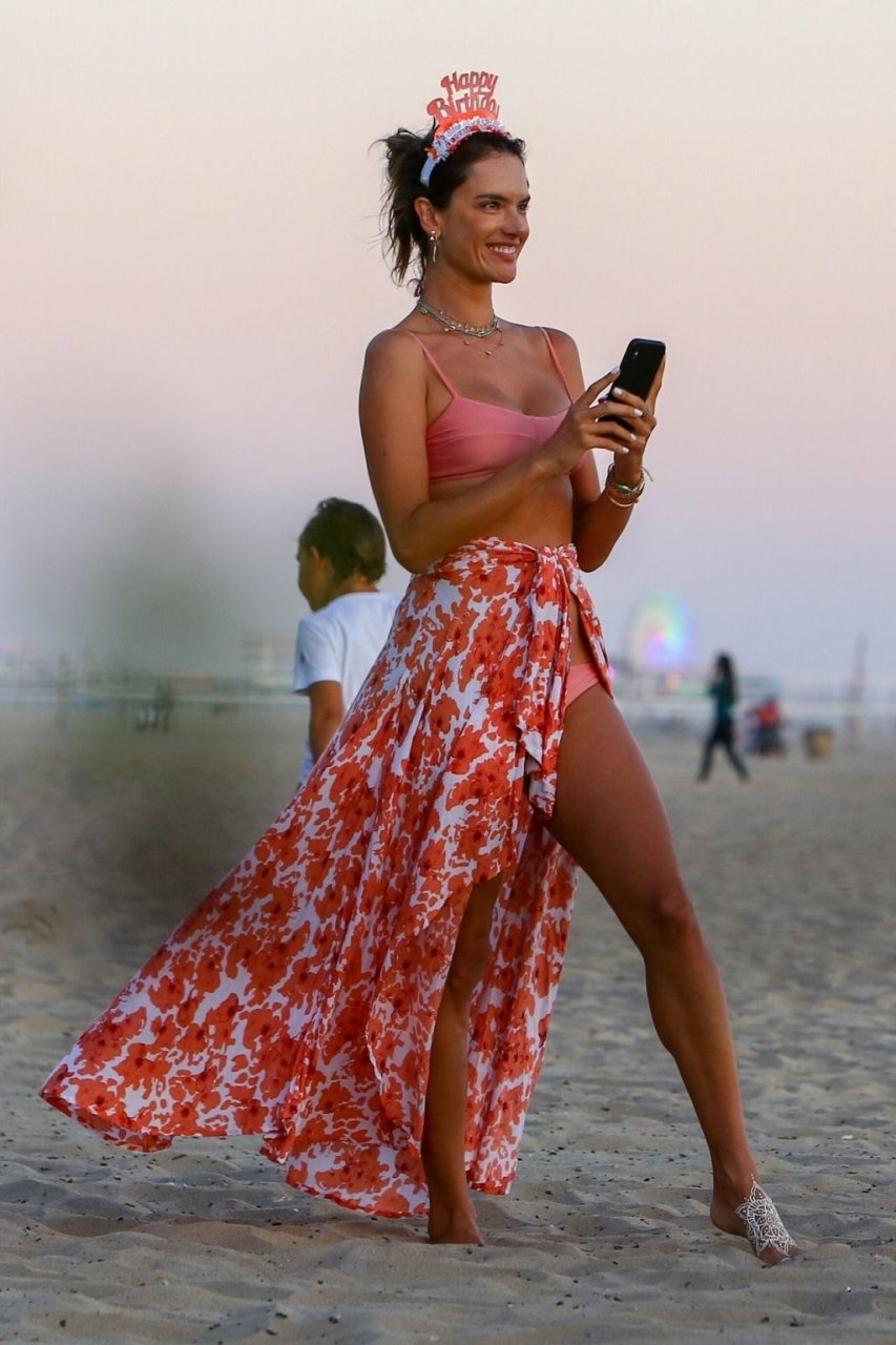 Alessandra Ambrosio Sexy (20 Hot Photos)