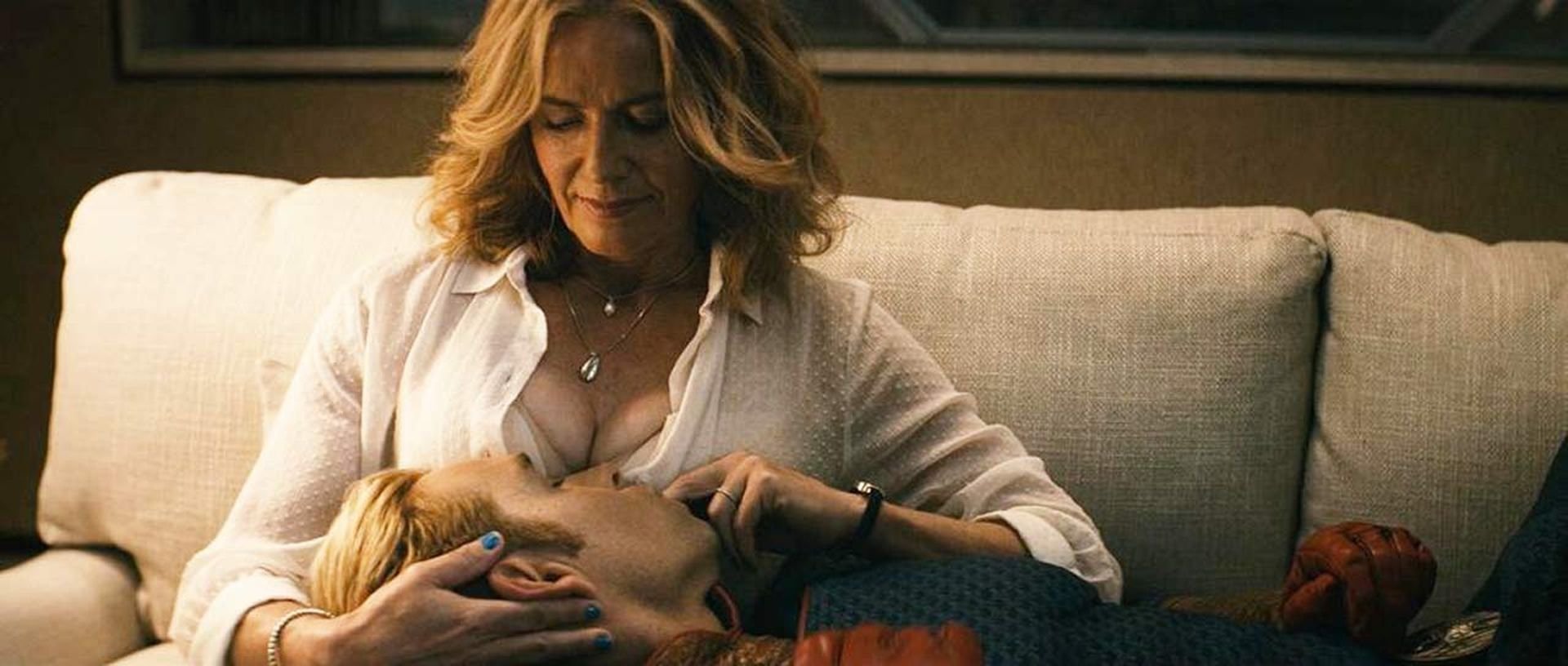 Elisabeth Shue Sexy - The Boys (4 Pics + GIF & Video) .