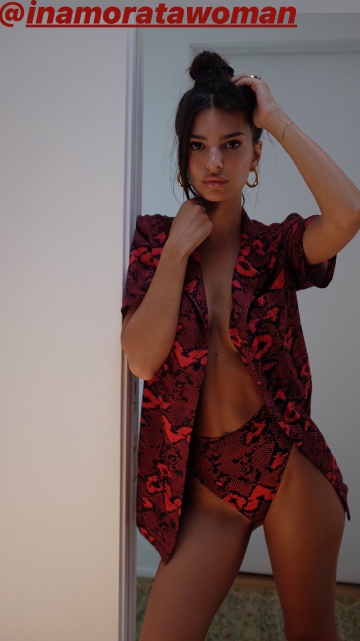 Emily Ratajkowski Sexy &amp; Topless (7 Photos)