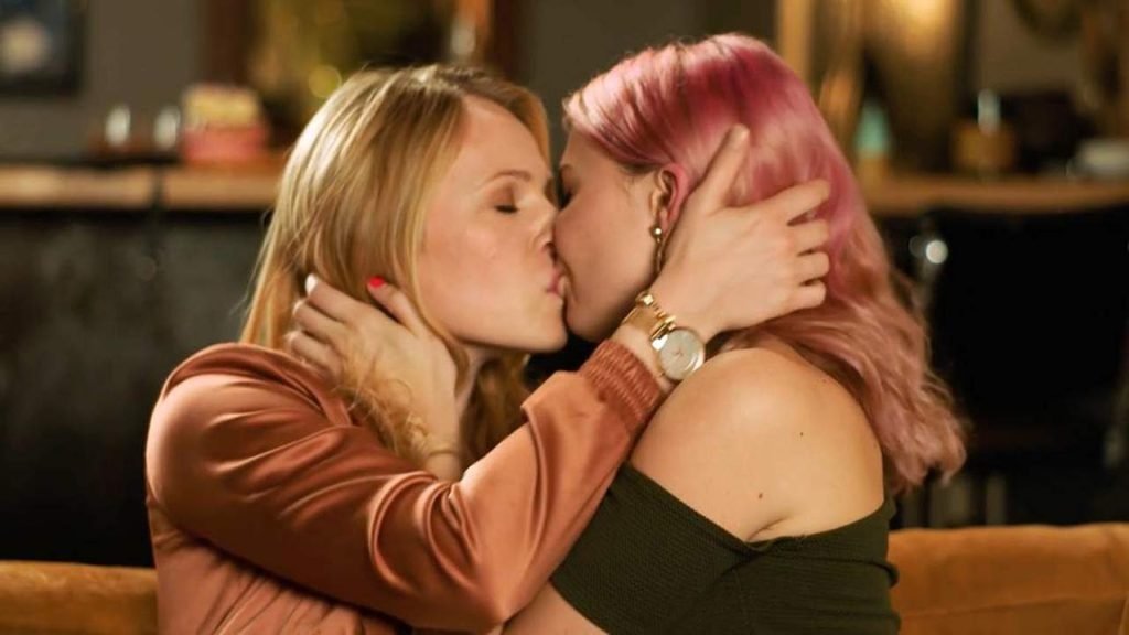 Emma Bell, Paige Elkington Sexy Lesbian Kiss – Relationship Status (4 Pics + GIF &amp; Video)