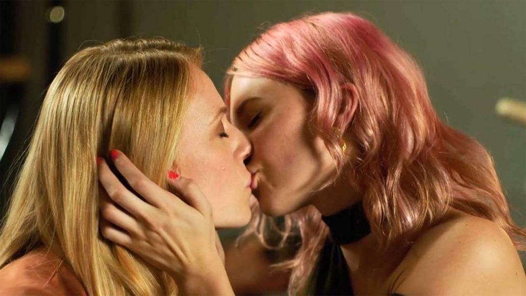 Emma Bell, Paige Elkington Sexy Lesbian Kiss – Relationship Status (4 Pics + GIF &amp; Video)