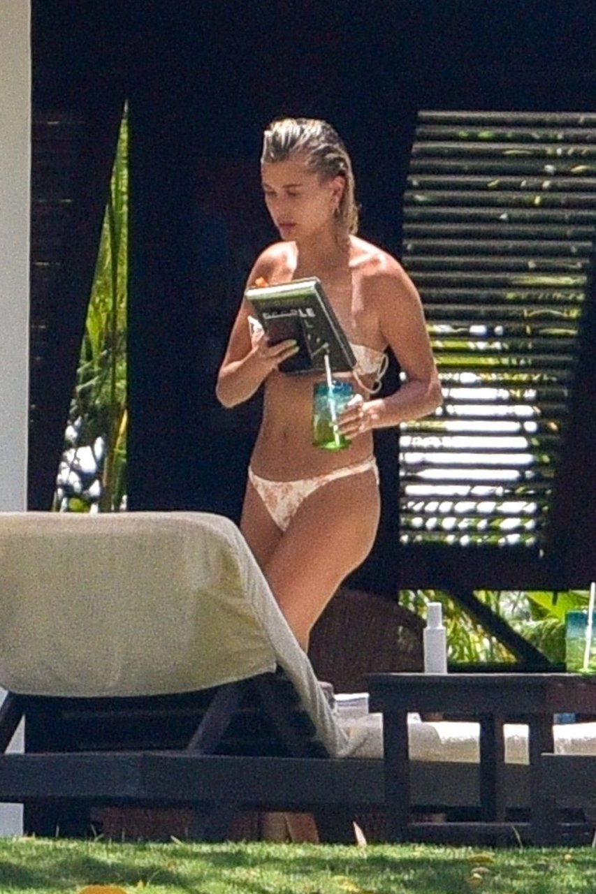 Hailey Baldwin, Kendall Jenner Sexy (66 Photos)