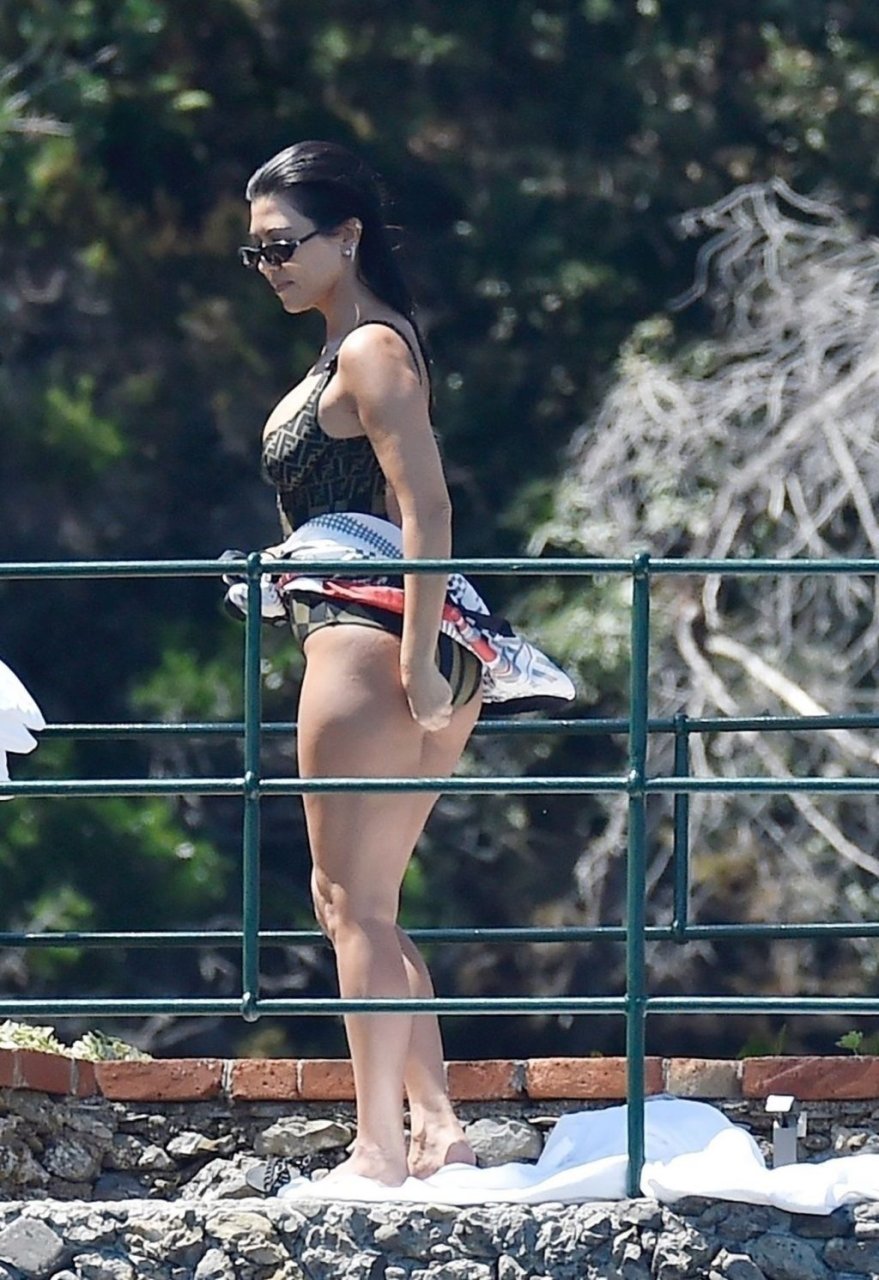 Kourtney Kardashian Sexy (43 Photos)