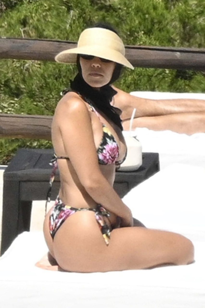 Kourtney Kardashian Sexy (18 Photos)