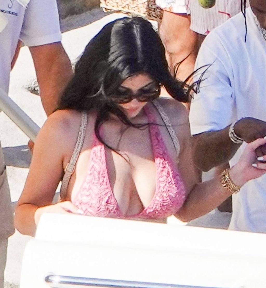 Kylie Jenner Sexy (53 Photos)
