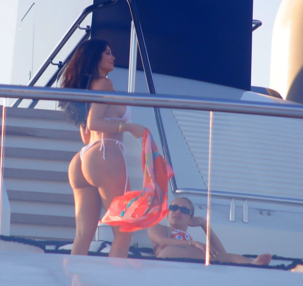 Kylie Jenner Hot (6 Sexy Photos)