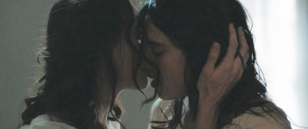 Margaret Qualley, Rebecca Dayan Sexy Lesbian Kiss – Novitiate (15 Pics + GIF &amp; Video)