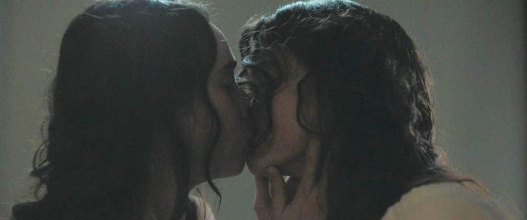 Margaret Qualley, Rebecca Dayan Sexy Lesbian Kiss – Novitiate (15 Pics + GIF &amp; Video)