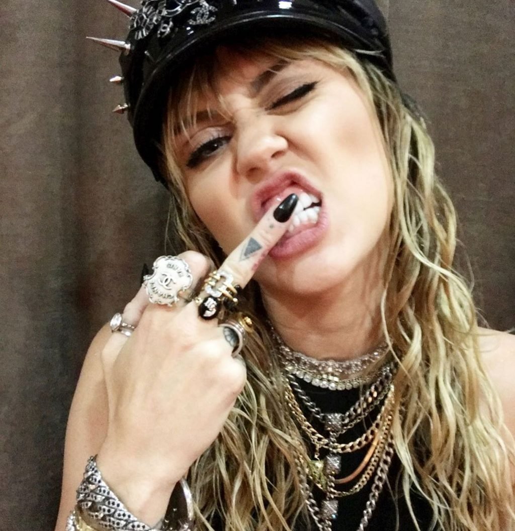 Miley Cyrus Sexy (28 Photos + Videos)