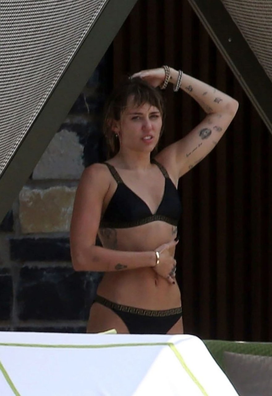 Miley Cyrus, Kaitlynn Carter Sexy (25 Photos)