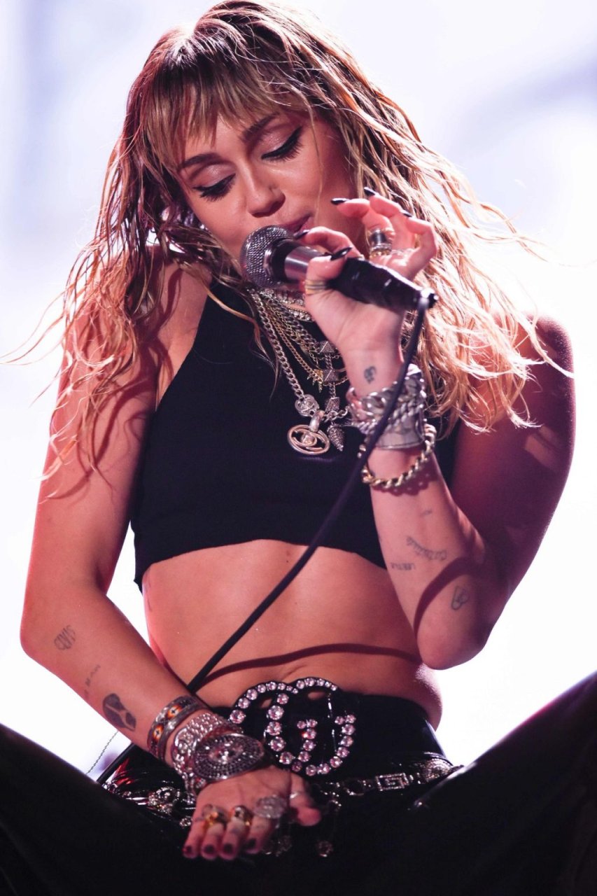 Miley Cyrus Sexy (28 Photos + Videos)