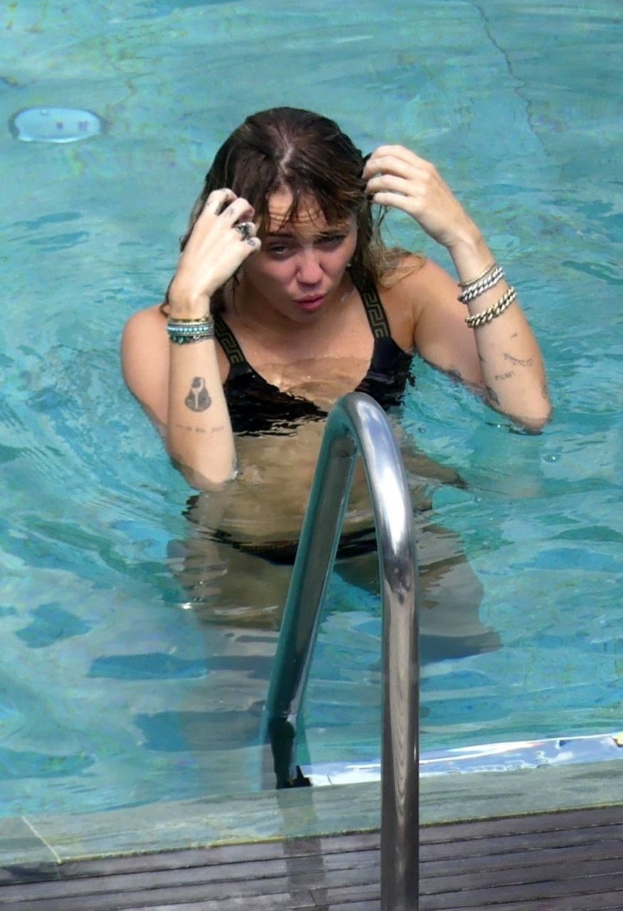Miley Cyrus Topless, Kaitlynn Carter Hot (62 Photos)