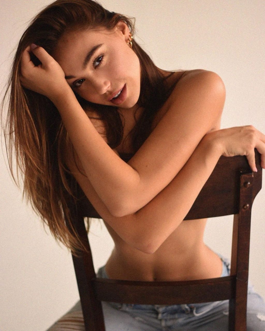 Alexis Ren Sexy &amp; Topless (32 Photos)